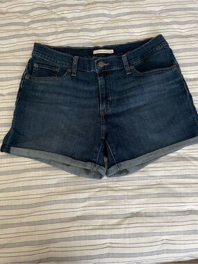 Levi’s Women Dark Wash Denim Shorts Size 32